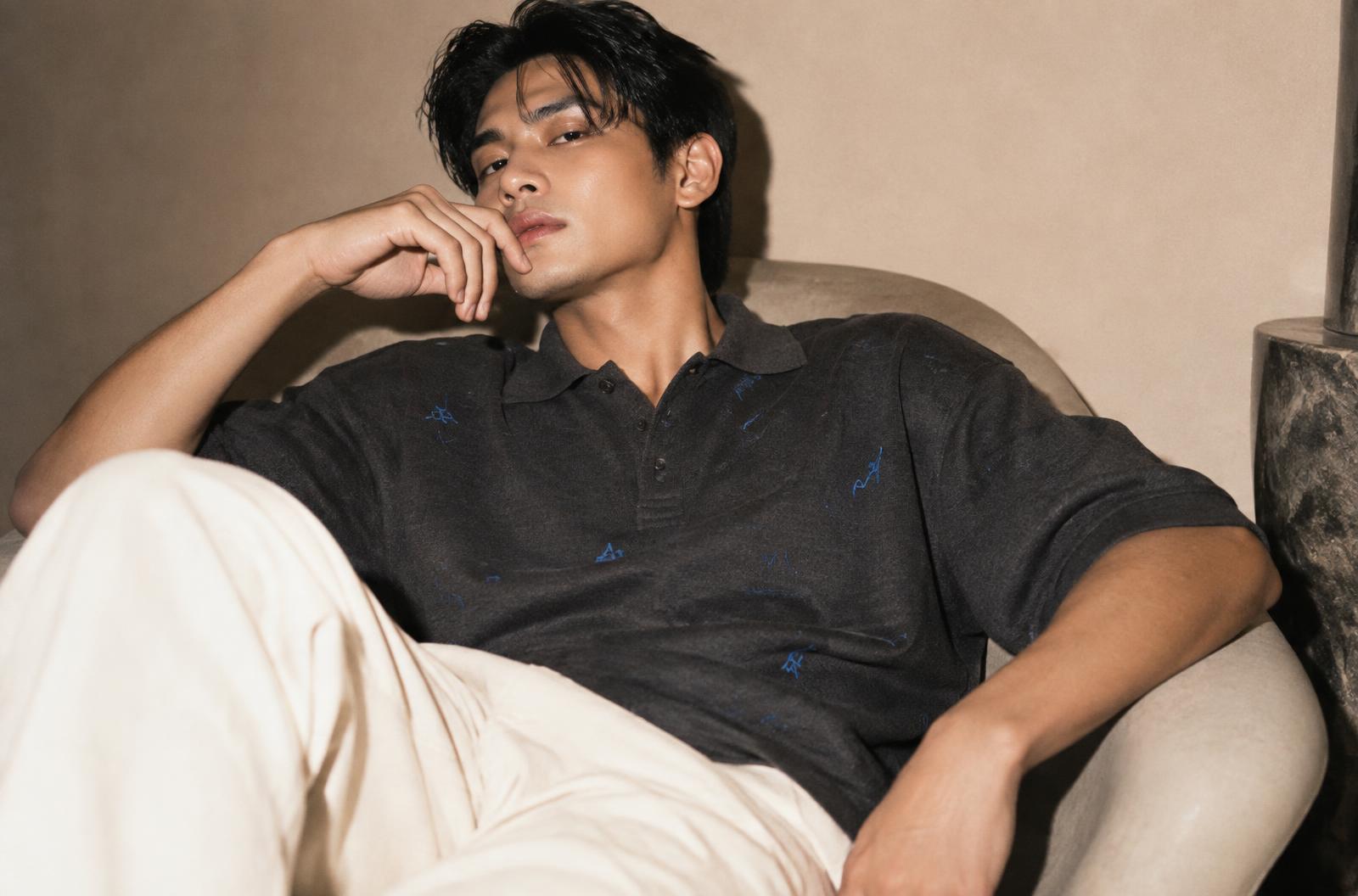 Editorial SELA dengan polo gelap